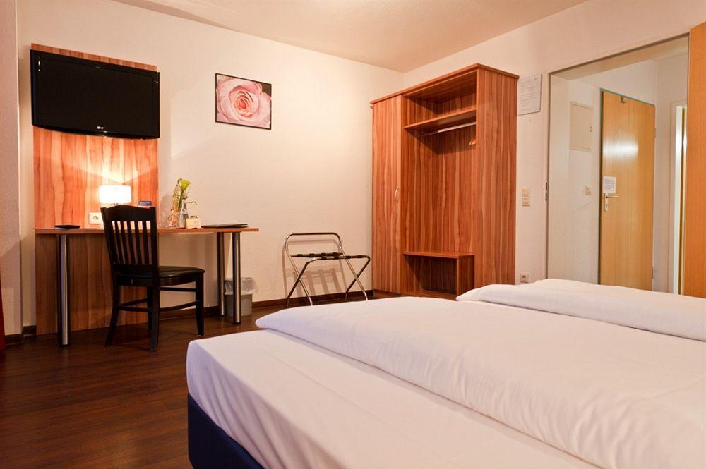 Hotel Domino Stuttgart Buitenkant foto