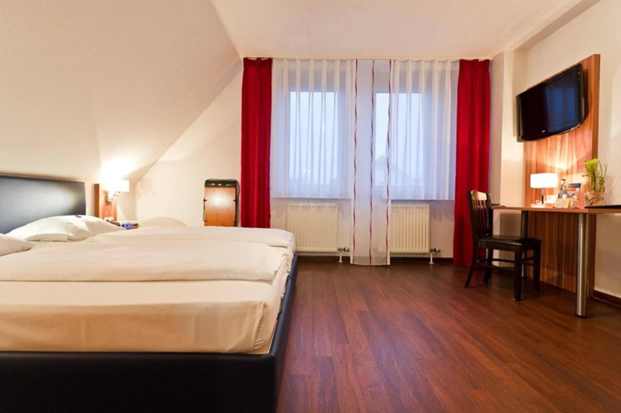 Hotel Domino Stuttgart Buitenkant foto