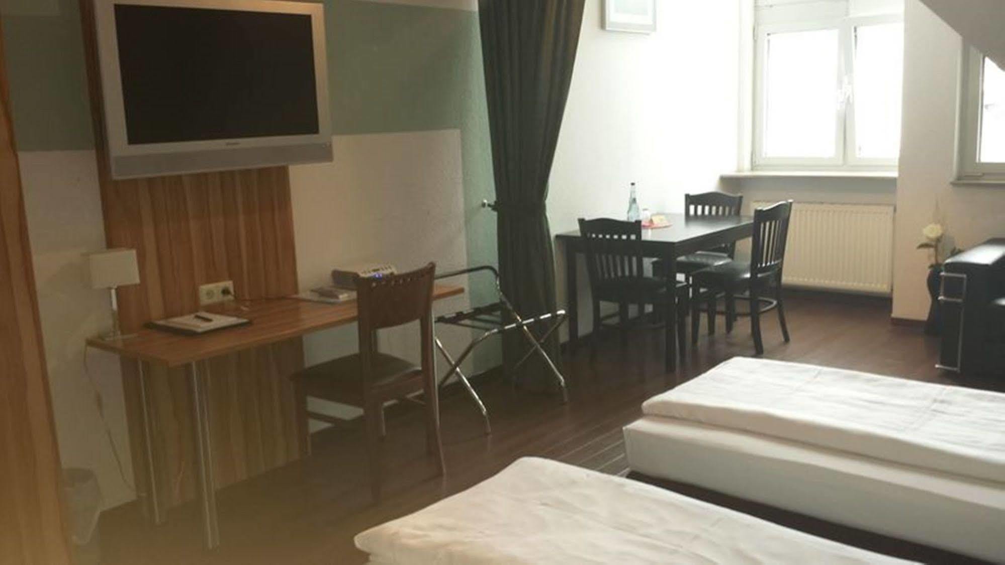 Hotel Domino Stuttgart Buitenkant foto